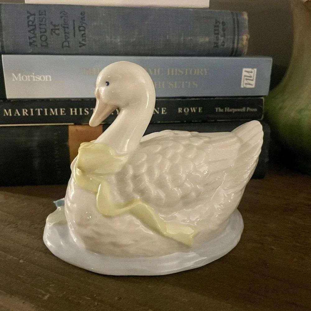 Vintage Hertitage House Musical White Rabbits And Swan Music Boxes Lot Of 2Works